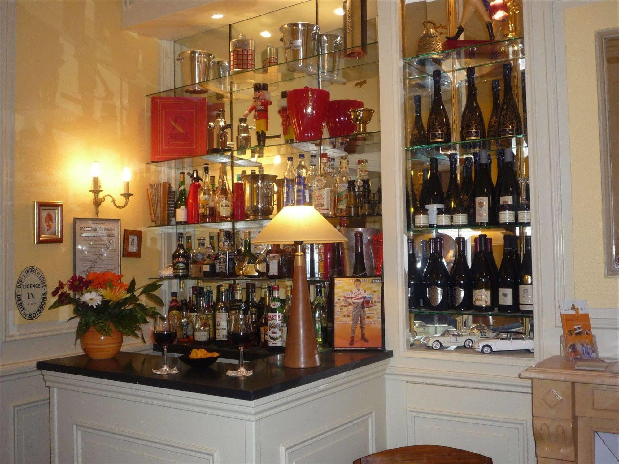 Hotel Le Plantagenet 希农 外观 照片